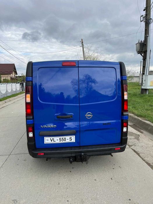 Vand opel vivaro cu 5 locuri si duba nu renault