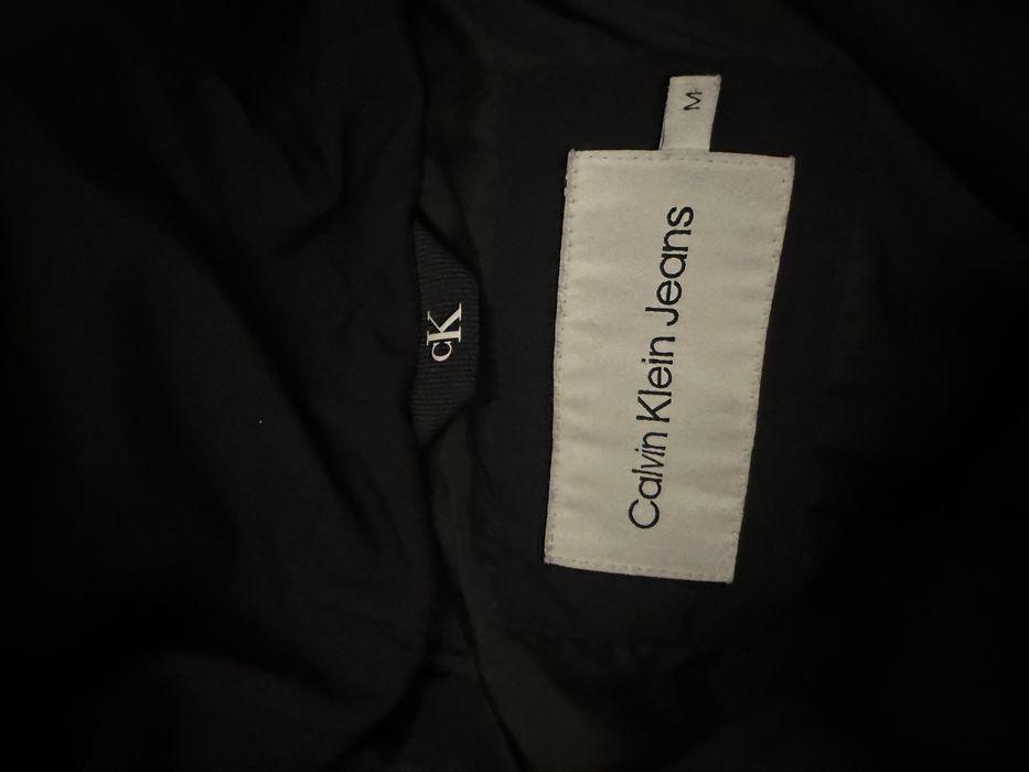 Vand geaca Calvin Klein ca noua