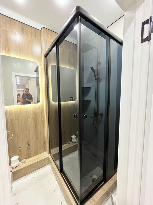 Стеклянные душевые перегородки