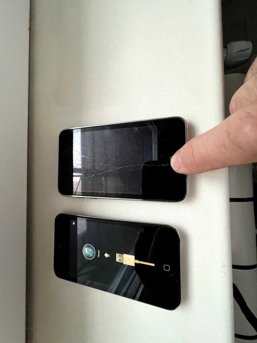 2 bucati iPod - uri capacitate 8 Gb