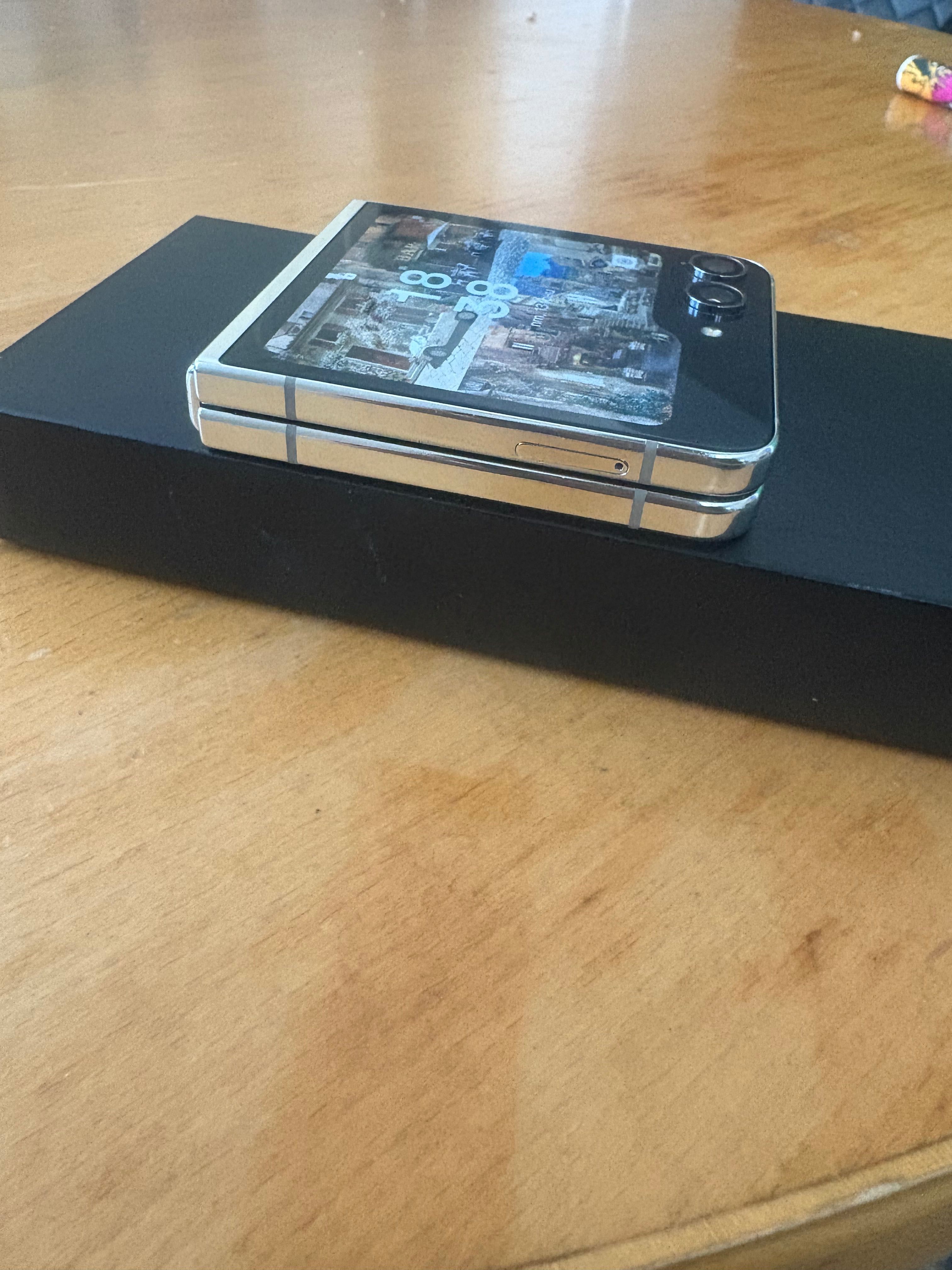 телефон-Galaxy Z Flip5