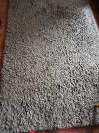 Пухкав килим в сив цвят