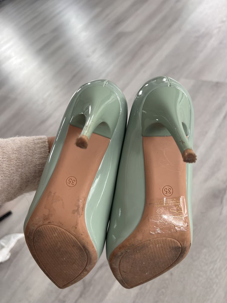 Pantofi cu toc lacuiti