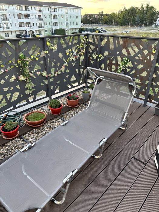 sezlong gri cu parasolar