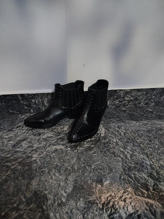 Vând ciocate negre cu ținte albe