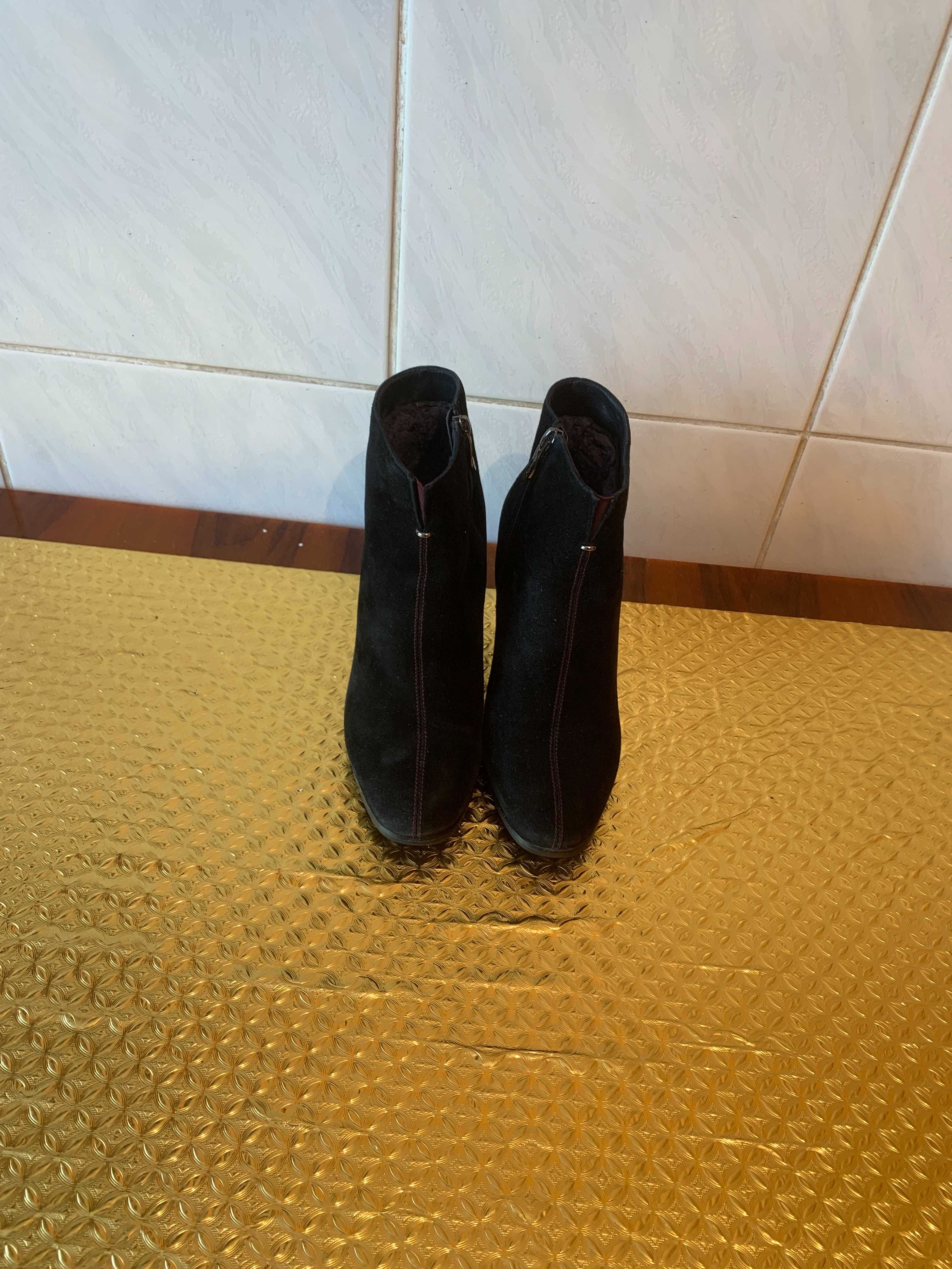 Продам сапожки женские из замши черного цвета (сделано в Италии)
