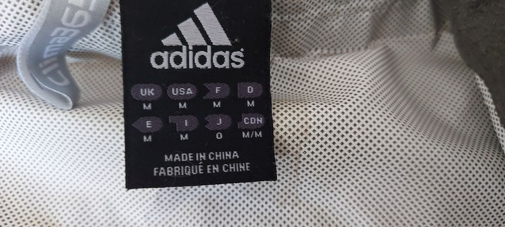 Vând geacă sport Adidas damă nouă