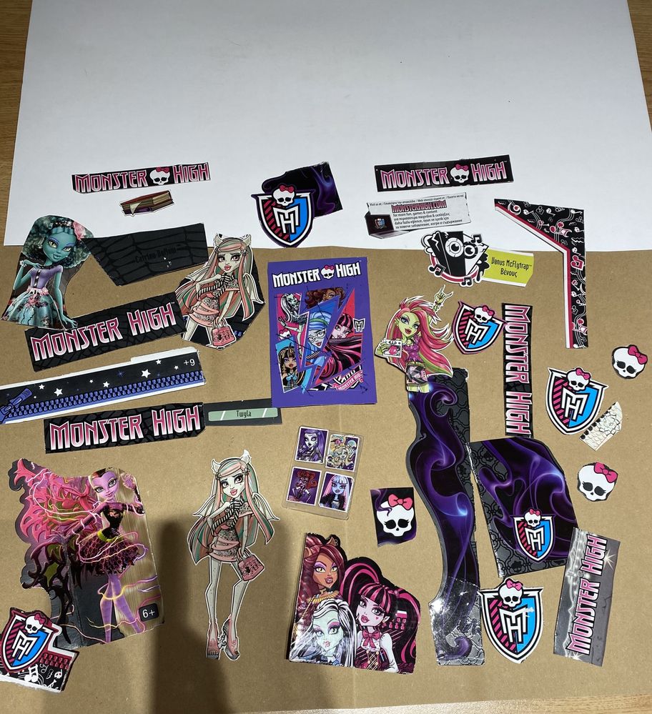 Плакати и изрезки на Monster High