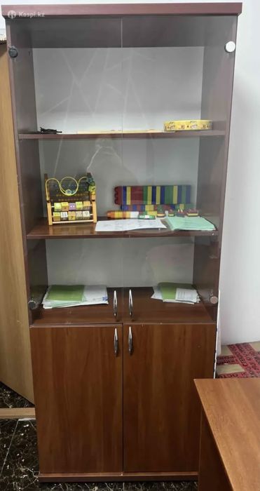 Продам офисный шкаф со стеклянными дверцами