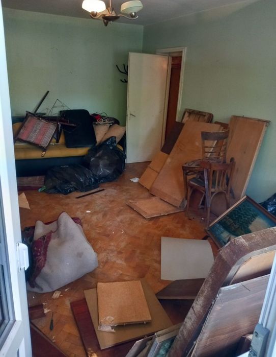 Oferim servicii complete de ridicat moloz debarasari mobiler vechi etc