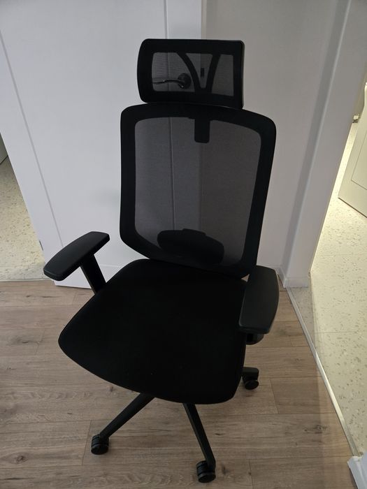 Scaun de birou ergonomic – ca nou, cu suport lombar și material textil