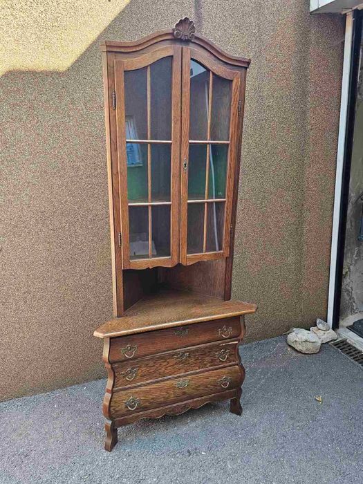 Витрина за ъгъл в стил Чипъндейл