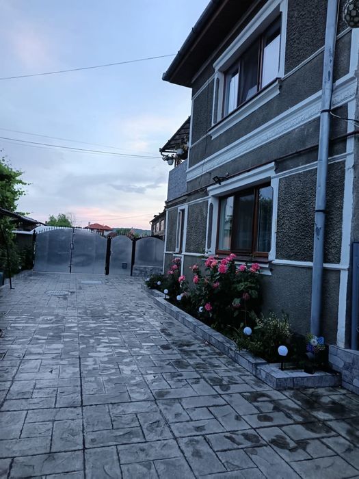 Casă cu etaj, utilată complet