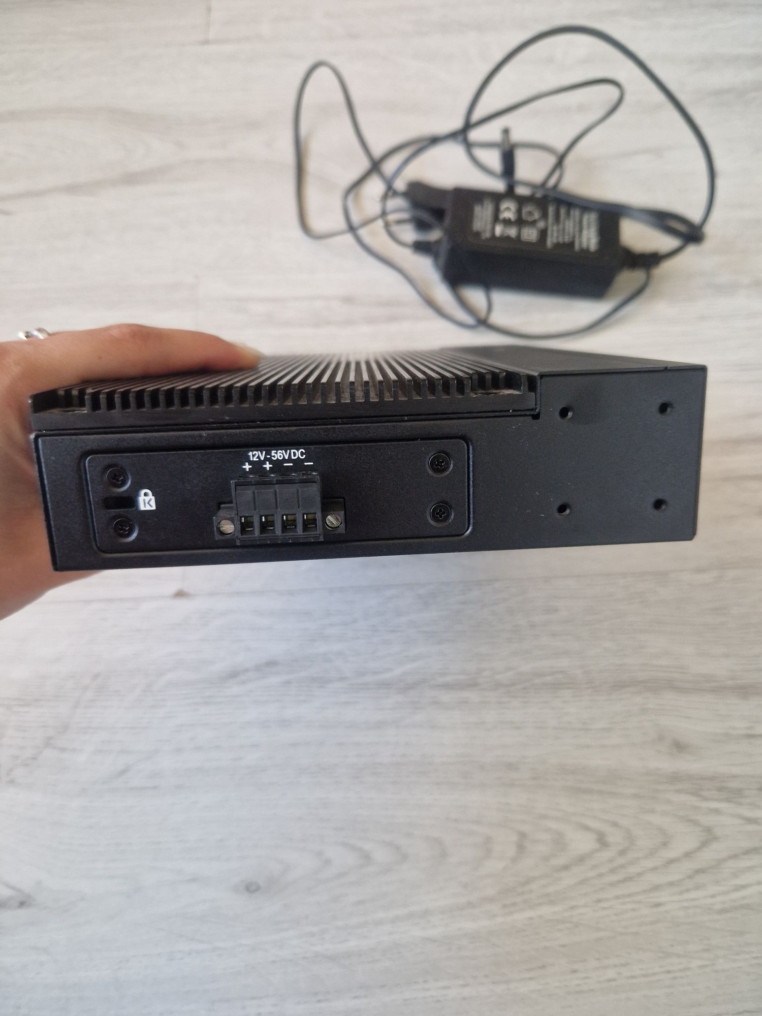 Switch Peplink PoE+ SD robust cu 8 porturi