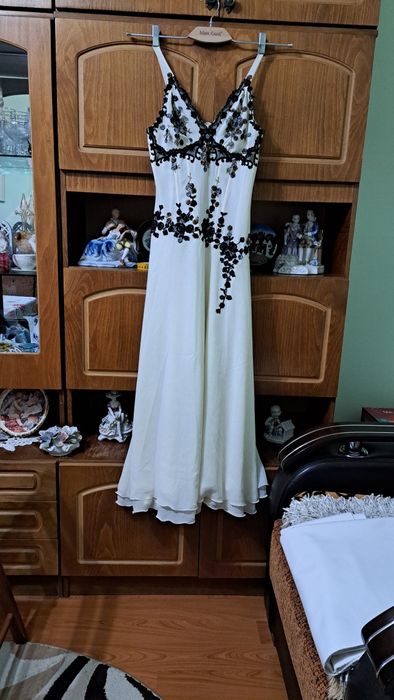 Rochie lunga intretinuta croita la comanda..