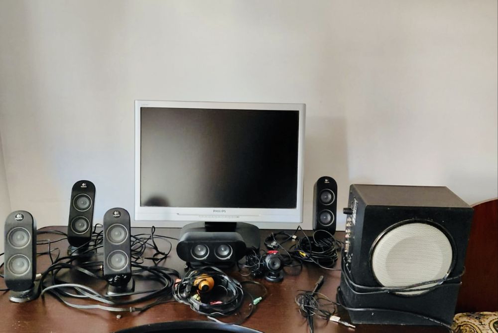 Vand pachet: minitor Philips, sistem audio si camera web