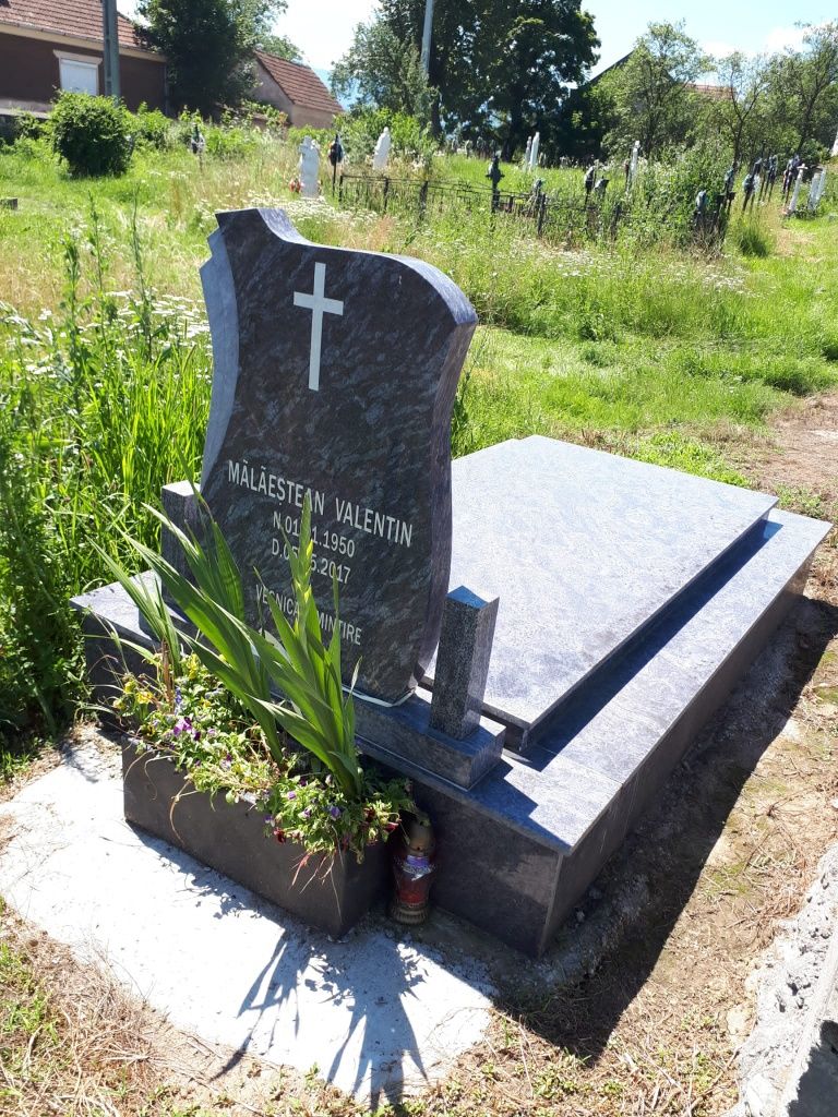 monumente funerare granit marmura.cavouri capace mormant
