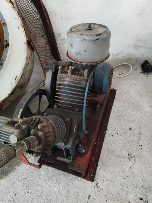 Стационарен двубутален компресор