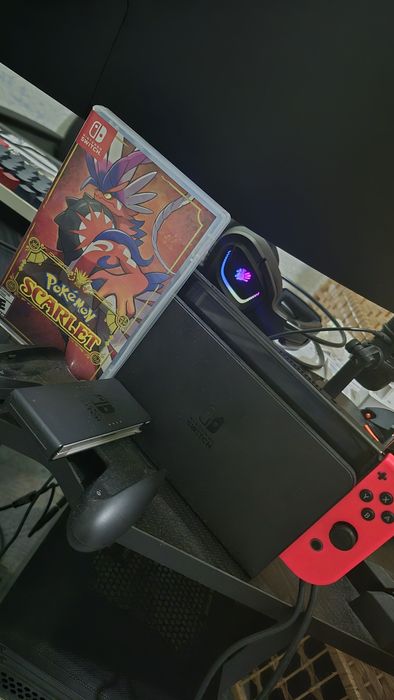 Практически новый Нинтендо Олед! В подарок Pokemon Sv