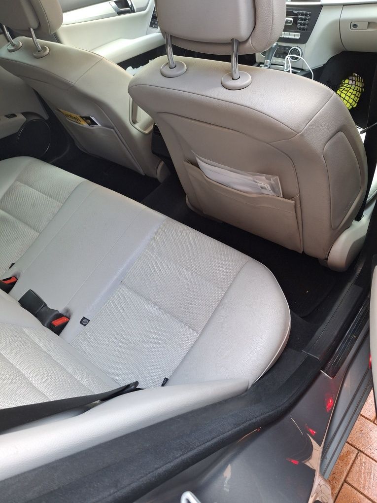Vând Mercedes  C 220