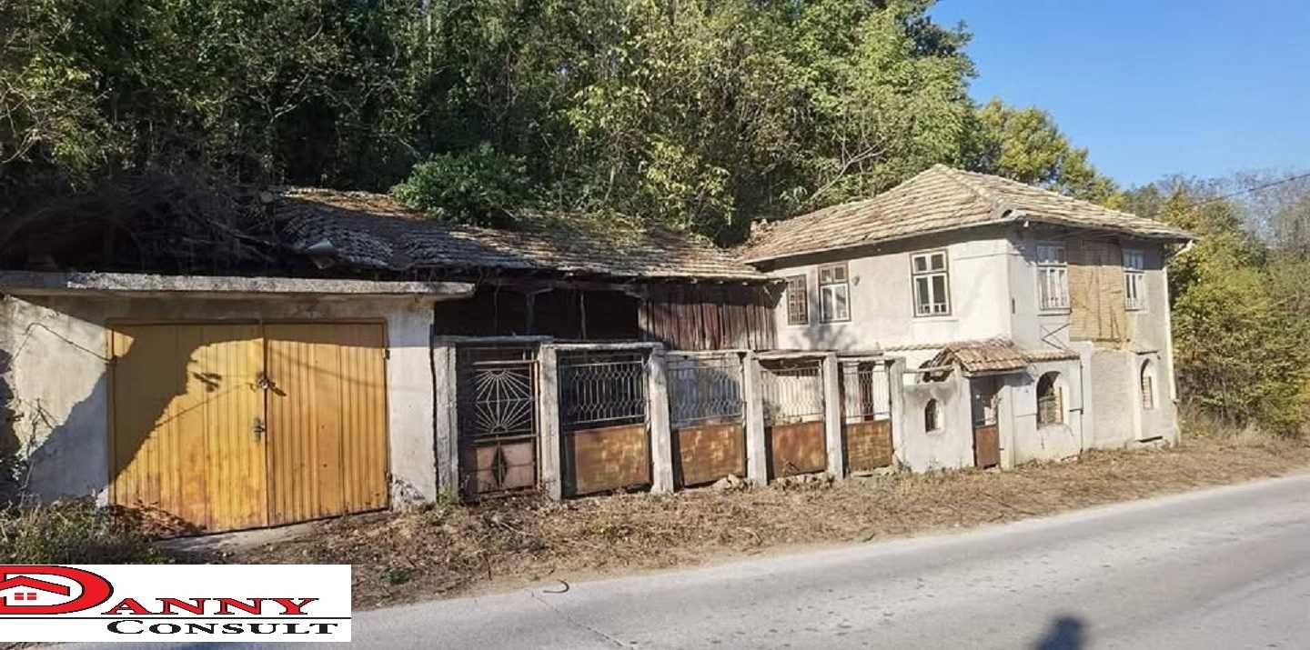 Стара къща с двор и гора в с. Орловци