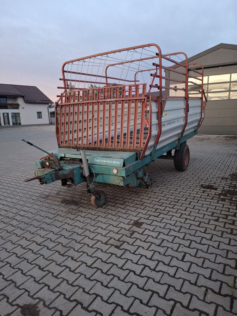 Remorca adunat fanul și siloz