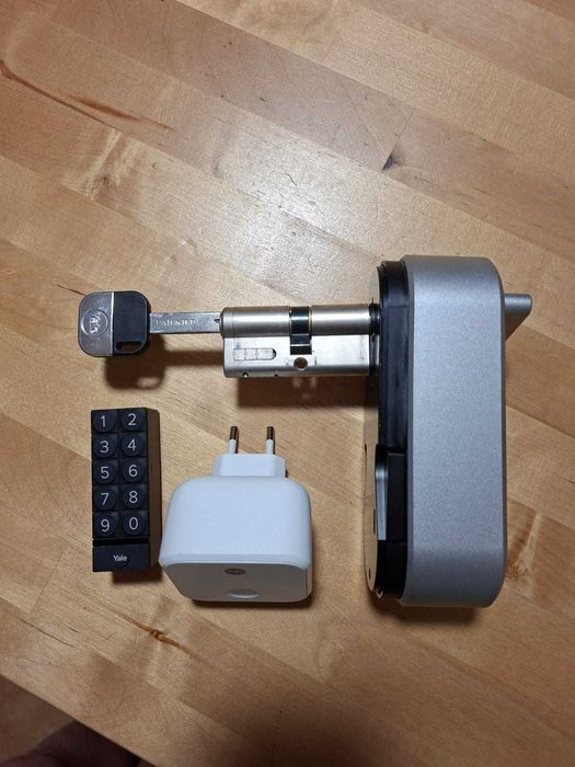Încuietoarea usa metalica inteligentă Yale Linus