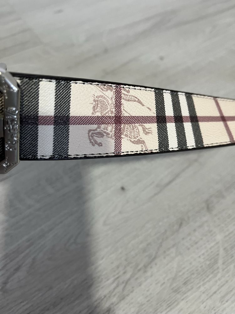 Curea Burberry nou