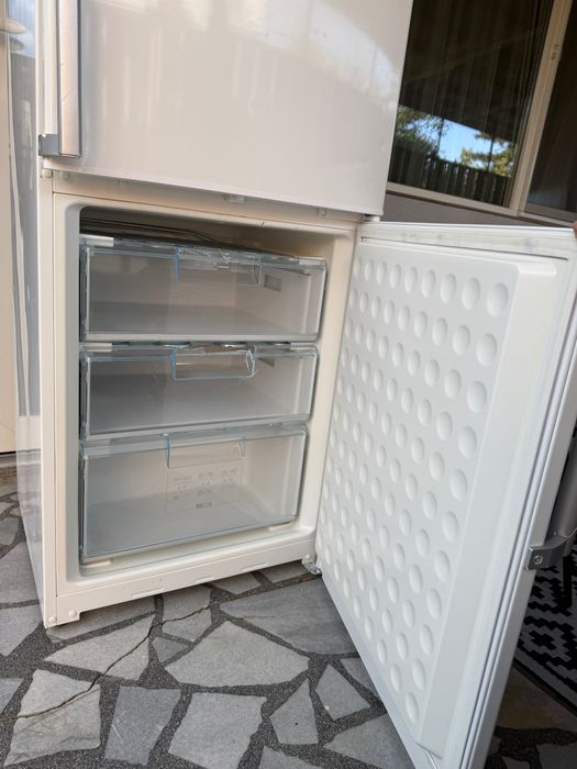 Хладилник Bosch с долен фризер