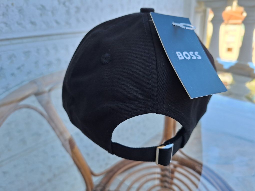 Шапки с козирка BOSS