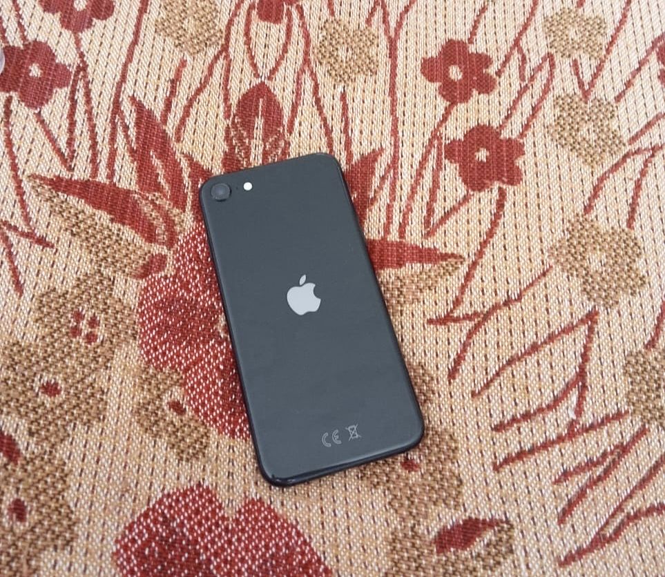 Продам iphone se 2020