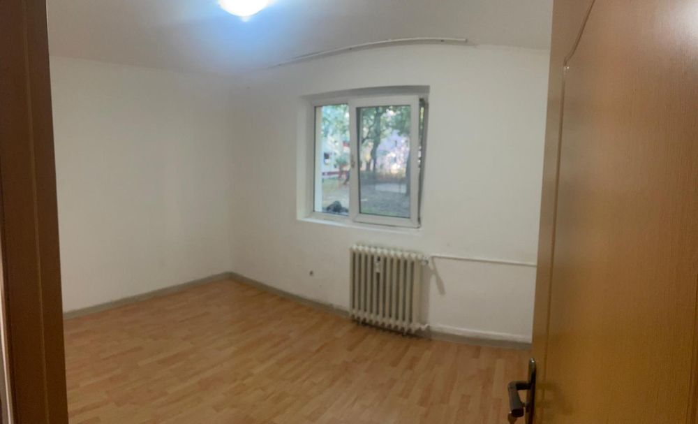 Vand apartament 2 camere semidecomandat -Piata Resita