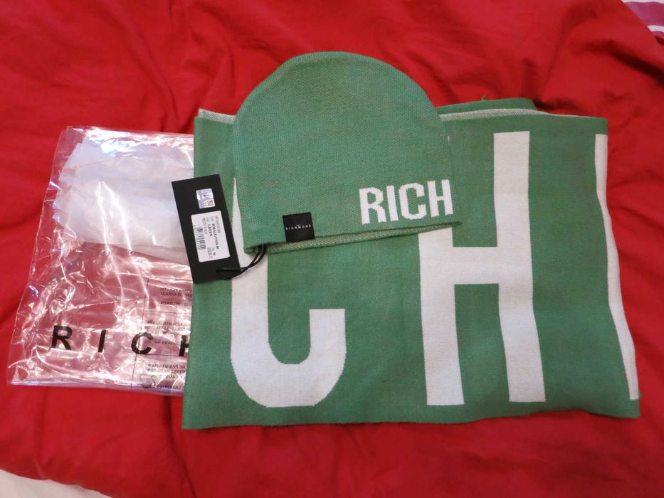 Продавам комплект оригинални шал и шапка