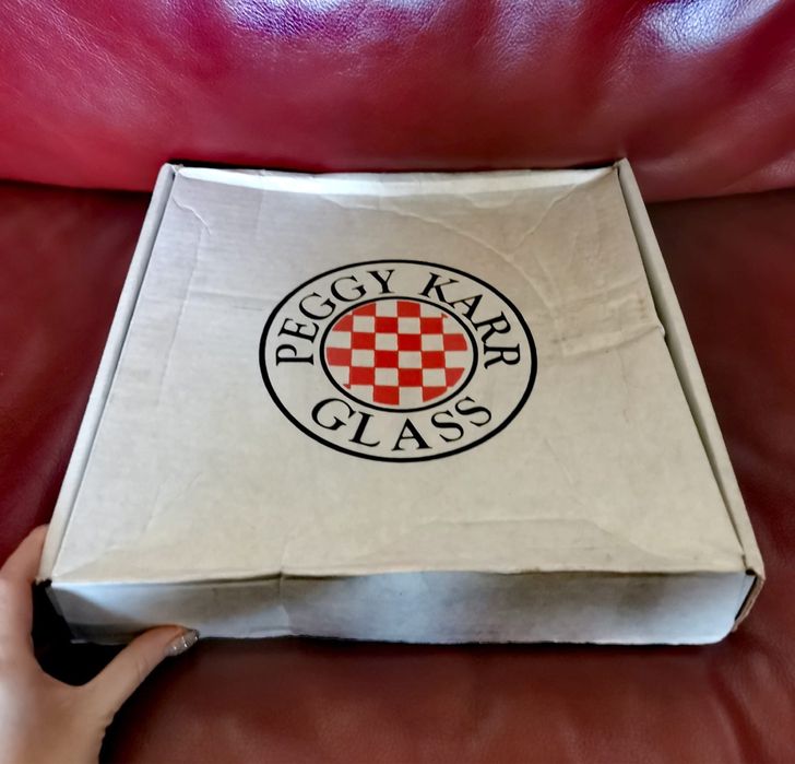 Антикварна чиния духано стъкло ръчно рисувано дизайнер Пеги Кар супер