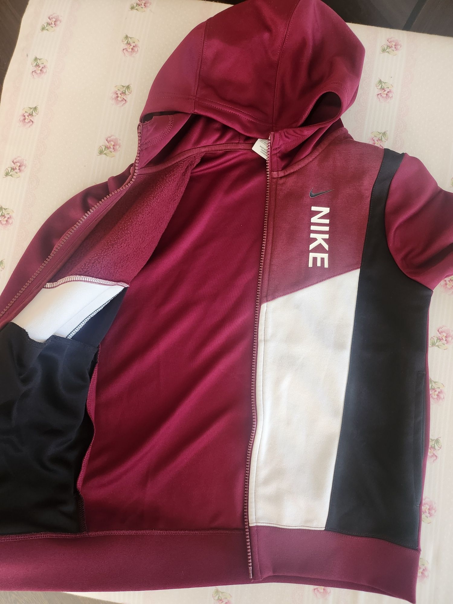 Продавам детски комплект Nike