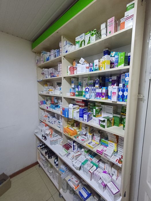 Аптека учун мебель сотилади