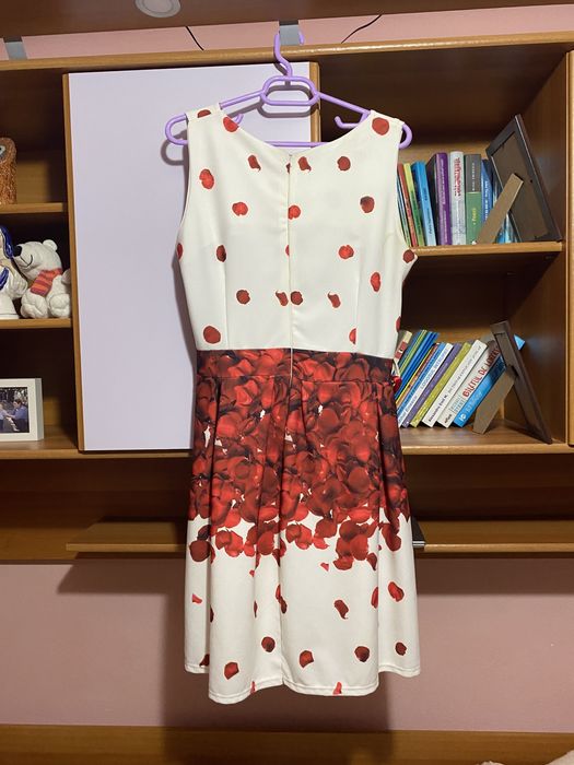 Rochie alba cu petale de trandafiri roși