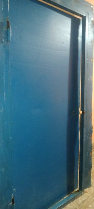Продам железную дверь бу с косяком