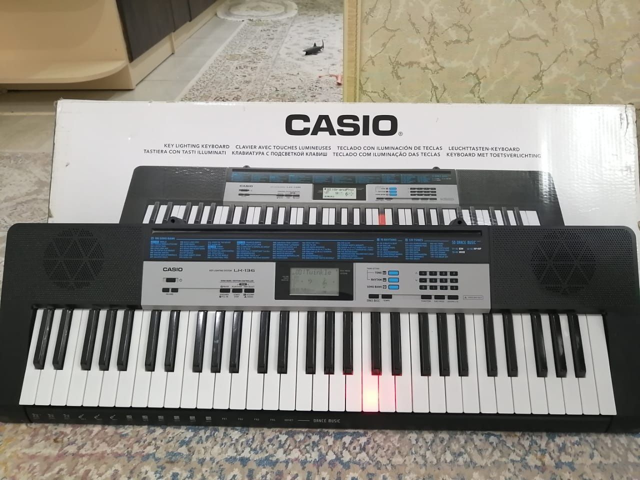 синтезатор CASIO LK-136