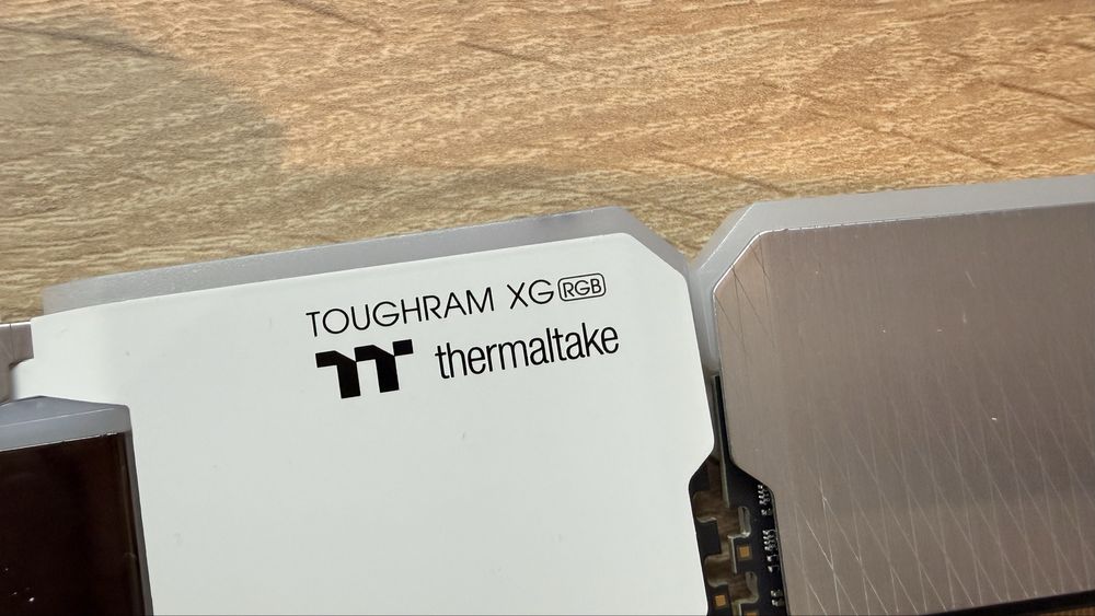 Рам памет thermaltake RGB DDR4 2x8GB 4000mhz