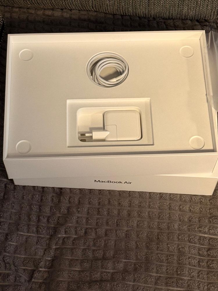 MacBook Air 13.3 inch, 8gb RAM, 256gb SSD.
