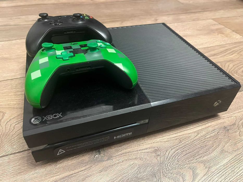 Consolă Xbox One + 2 controllere
