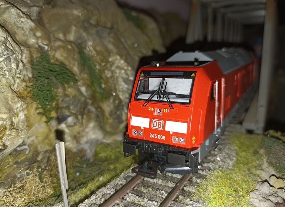 Locomotiva diesel piko BR245 cu sunet 

Lumini led alb/roșu in funcție