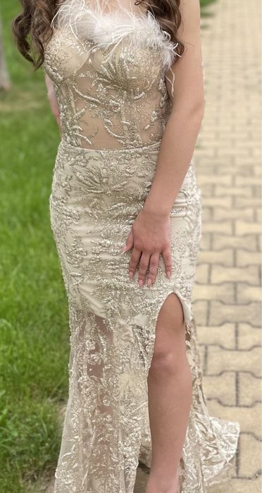 Бална рокля с пера