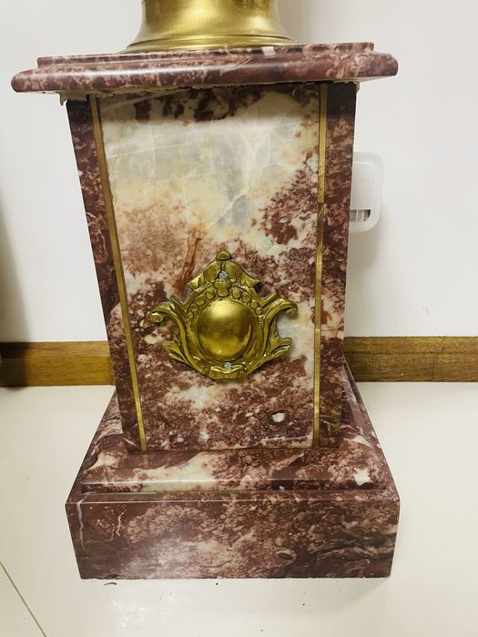 Postament de marmura  cu ornamete din bronz dore