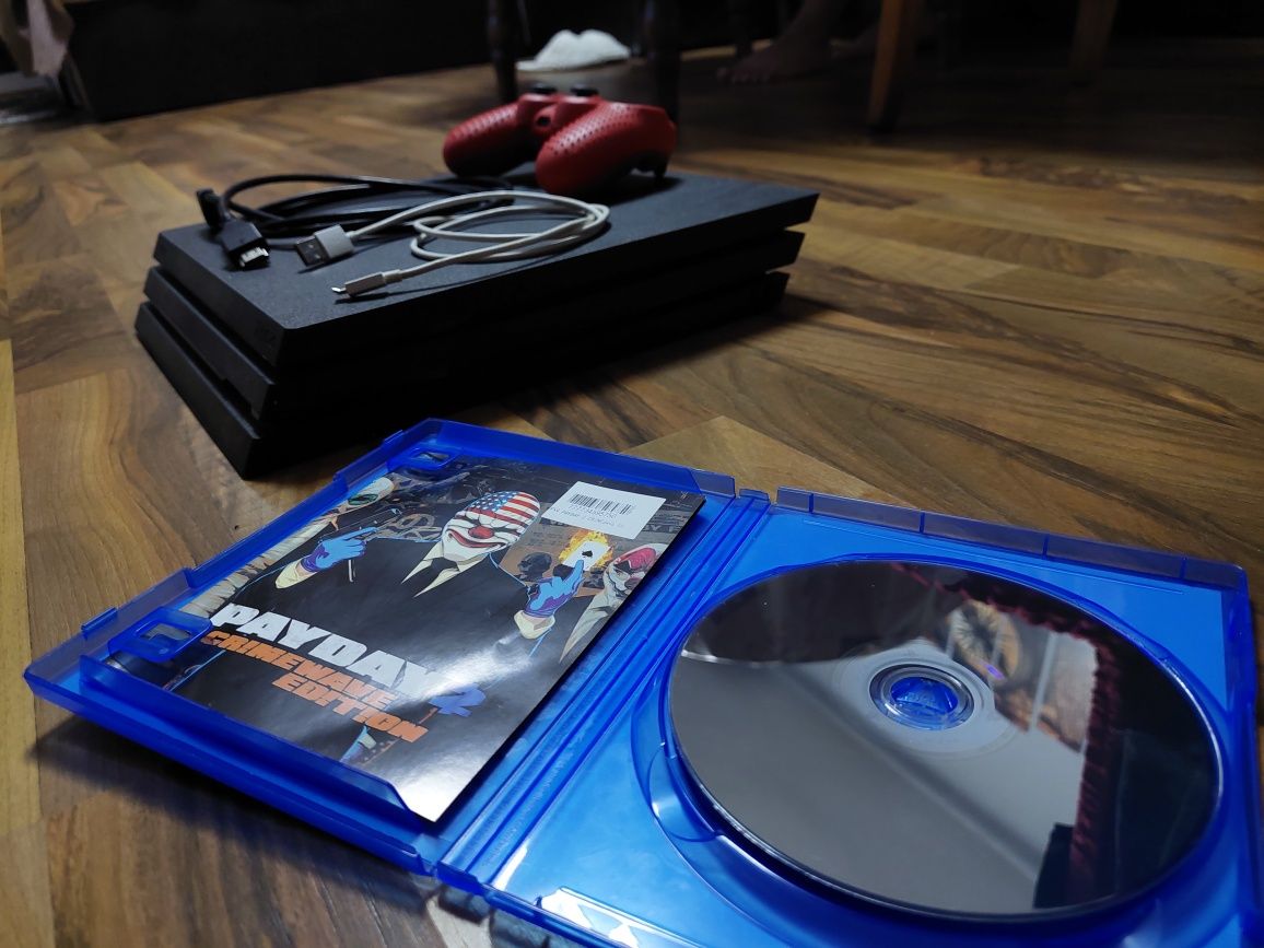 Продавам PS4 PRO 1TB + 1 ДЖОЙСТИК
