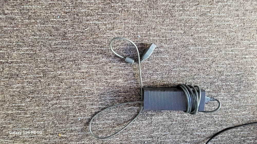 Xbox 360 puțin folosit are 2 manete 1 wireless și 1 cu fir are 8 jocui
