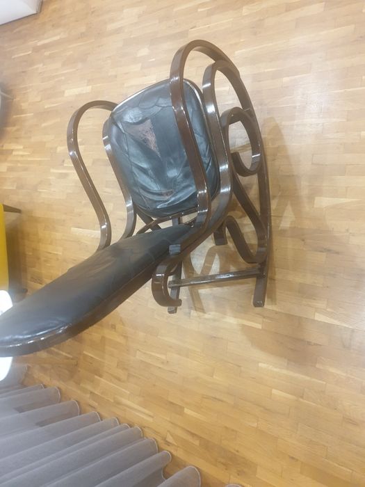 Дървен люлеещ се стол