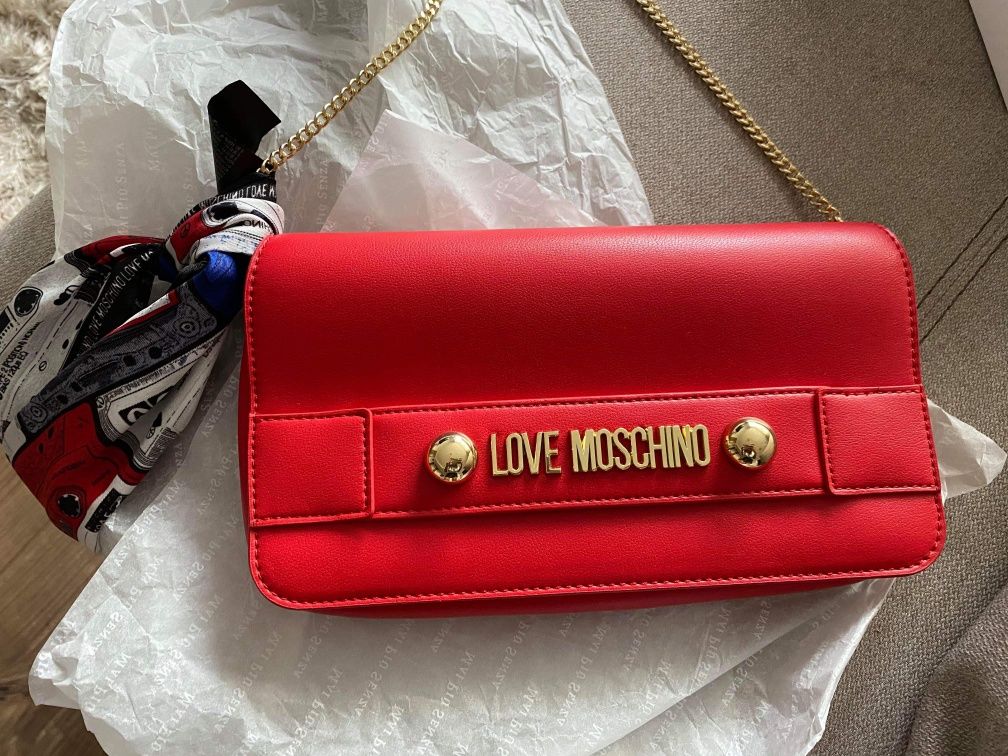 Vand sandale Guess si poseta/plic Love Moschino