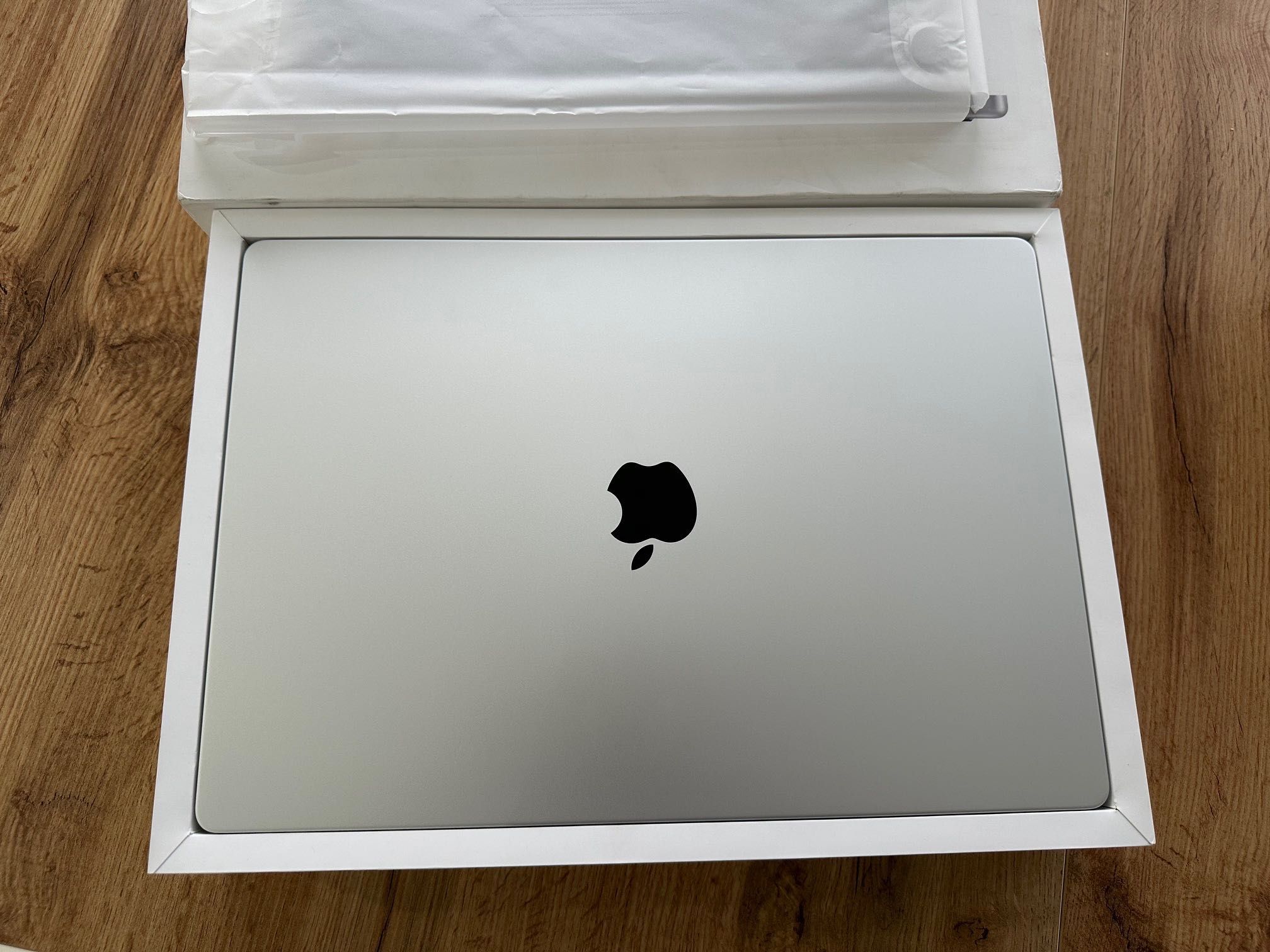 ЧИСТО НОВ MacBook Pro 16" M4 PRO Chip 14-CPU/20-GPU/48RAM/1TB SSD